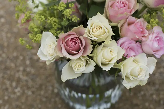 Comment choisir ses fleurs pour des obsèques : guide complet