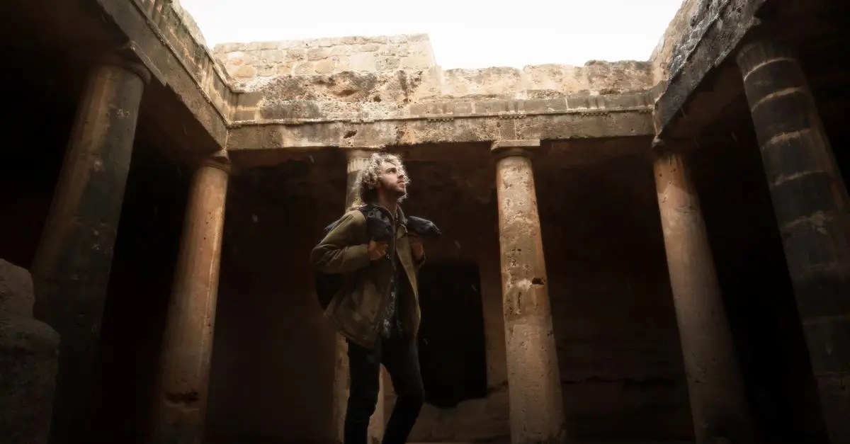 Explorer les rituels funéraires des civilisations anciennes