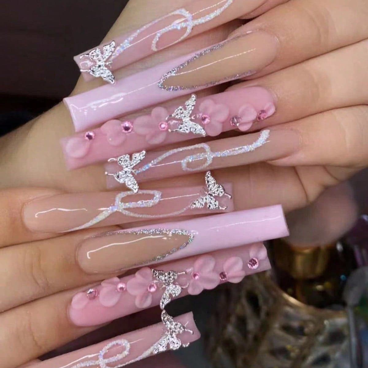 Rehaussez votre charme avec 24 ongles faux en ABS en forme de cercueil super longs de type français, avec un motif floral en dégradé 3D en strass.